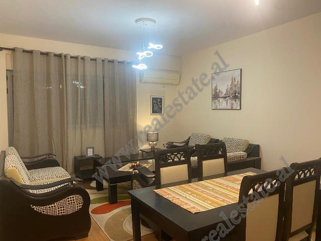 Apartament 1+1 per qira prane Medresese ne Tirane.
Apartamenti pozicionohet ne katin e trete te nje